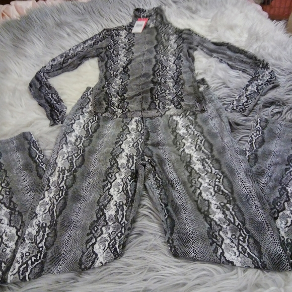 New Snakeskin Print Turtleneck - Picture 9 of 9